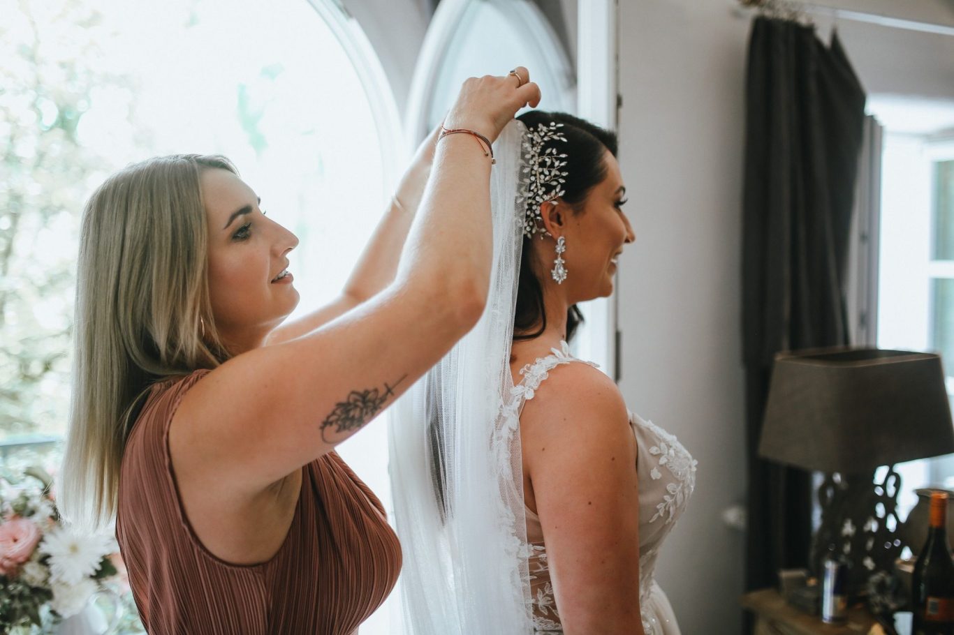 Verena steckt als finish einer Braut den Schleier in die Haare